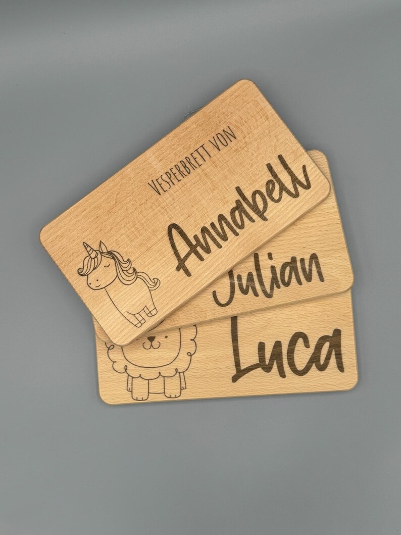 Personalisiertes Frühstücksbrett aus Holz