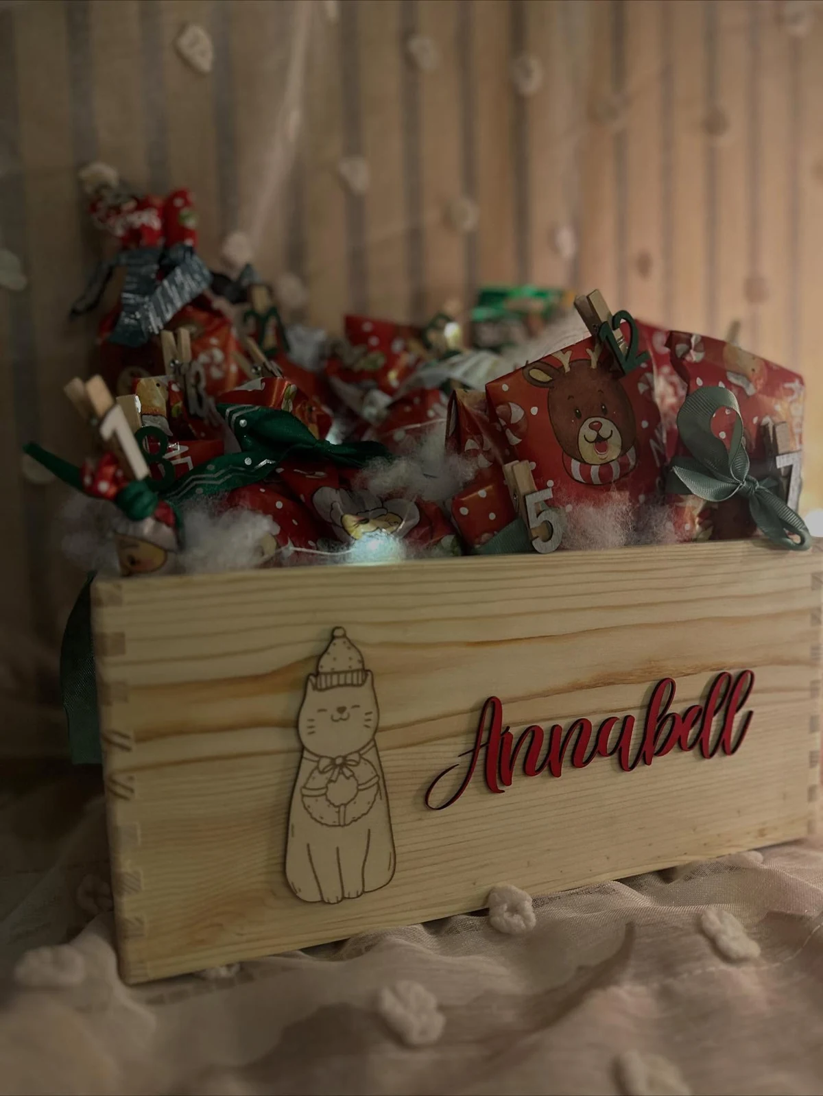 Personalisierte Holzbox Annabell mit selbst befüllten Adventsgeschenken