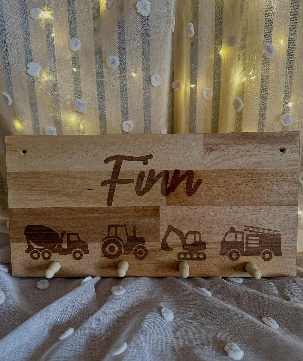 Kindergarderobe aus Buchenholz mit dem Namen Finn und Fahrzeuggravuren