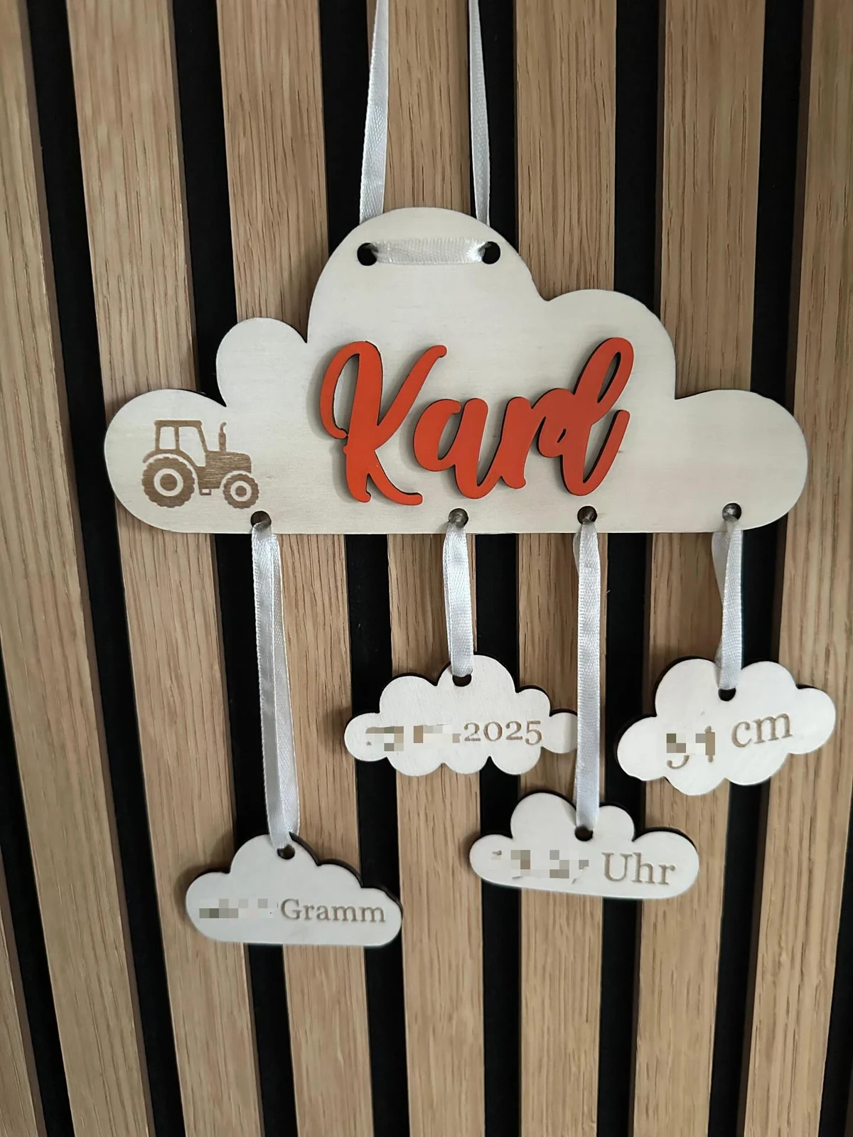 Personalisierte Geburtswolke Karl aus Holz mit kleinen Datenwolken