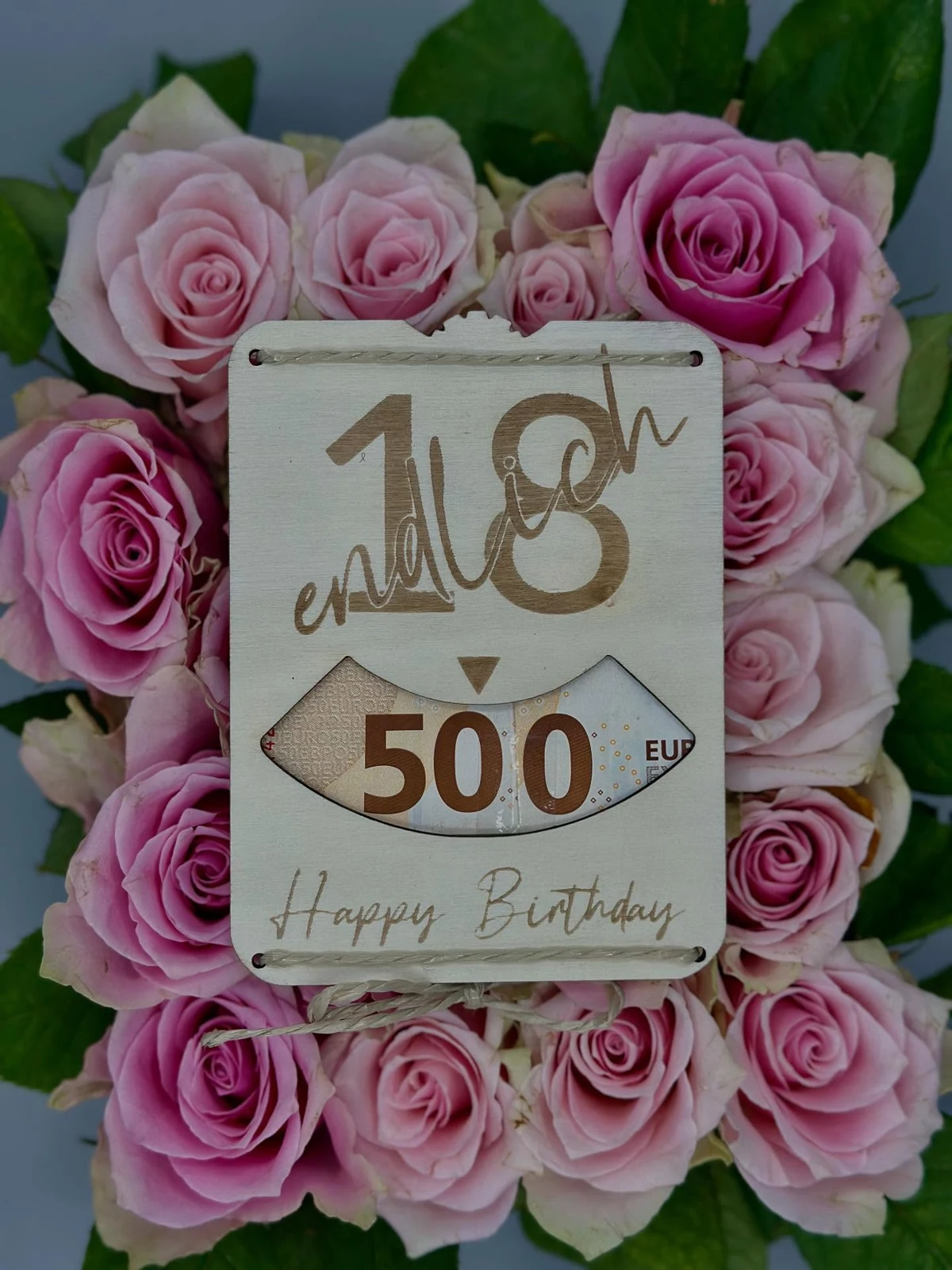 Geldgeschenk aus Holz zum 18. Geburtstag mit Blumen