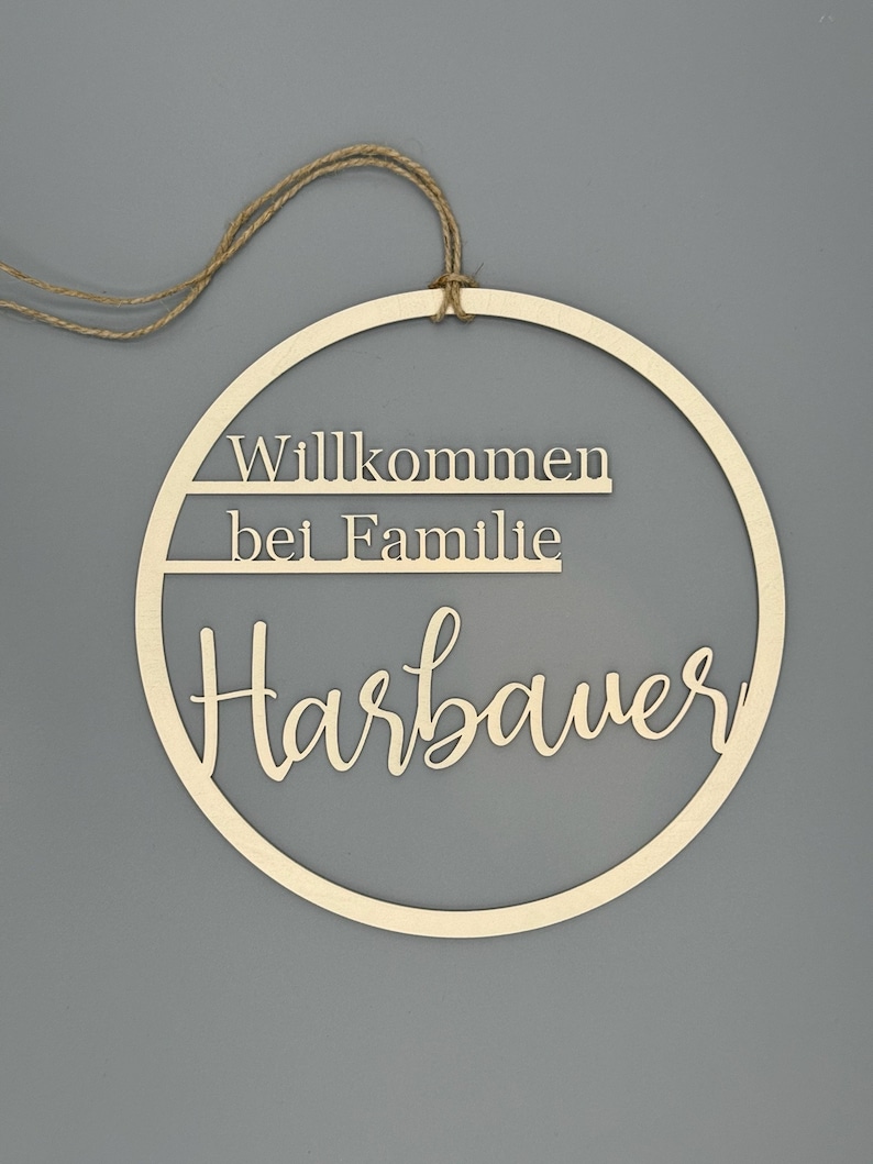 Rundes Holz-Türschild Willkommen bei Familie Hasbauer