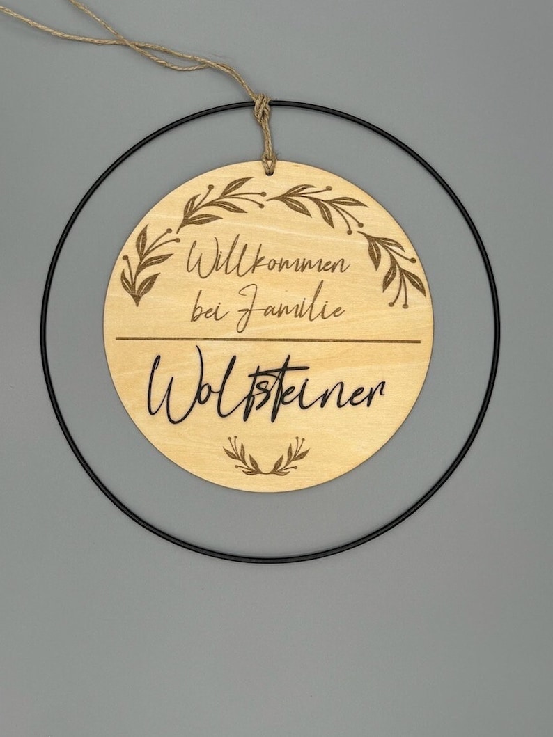 Personalisiertes Willkommensschild aus Holz im Ringdesign